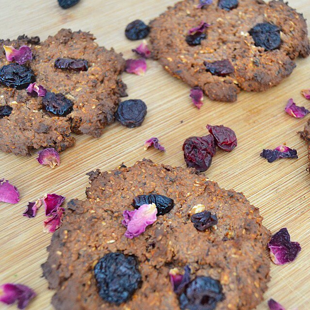 Crunchy Munch-Me Vegan Oat & Berry Cookies